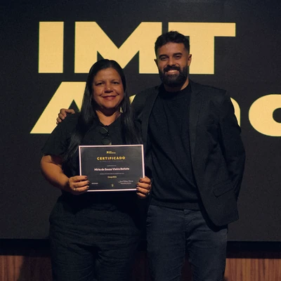 Míria de Souza Vieira Batista segura o certificado do Curso Cinegrafista ao lado de Israel Meira, na formatura de 09/09/2026