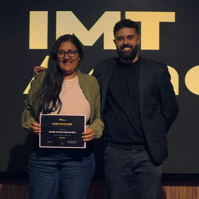 Samille de Paula Feijoli da Silva segura o certificado do Curso Cinegrafista ao lado de Israel Meira, na formatura de 09/09/2026