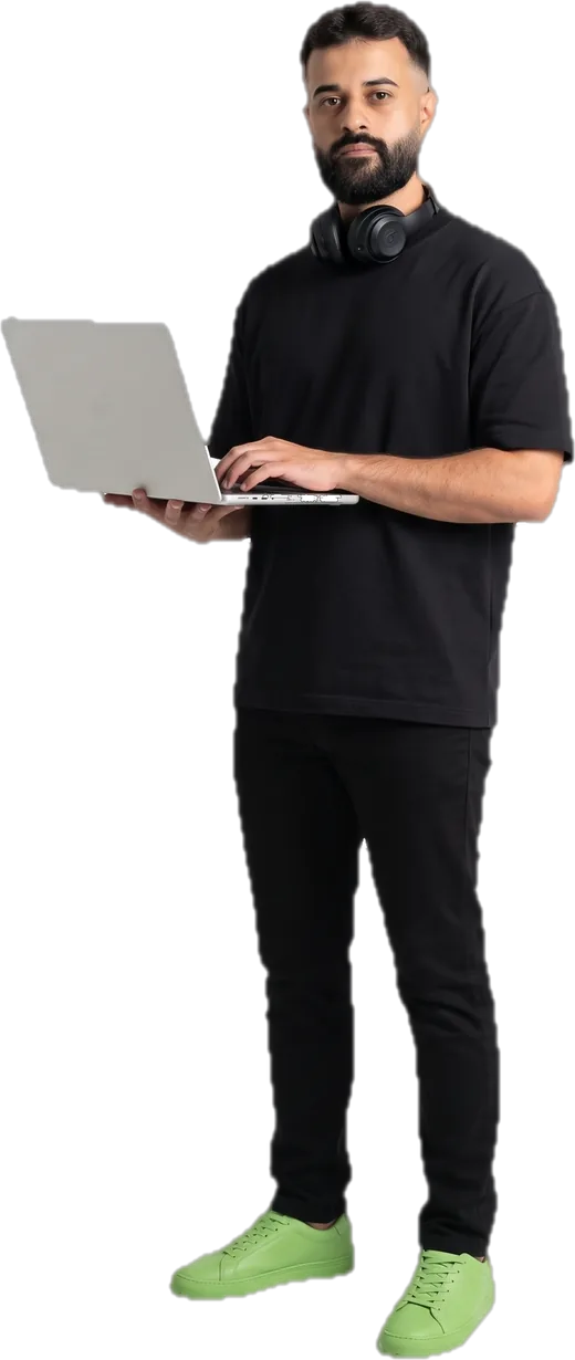 Israel Meira de corpo inteiro, de camiseta preta e fone no pescoço, com um notebook aberto na mão